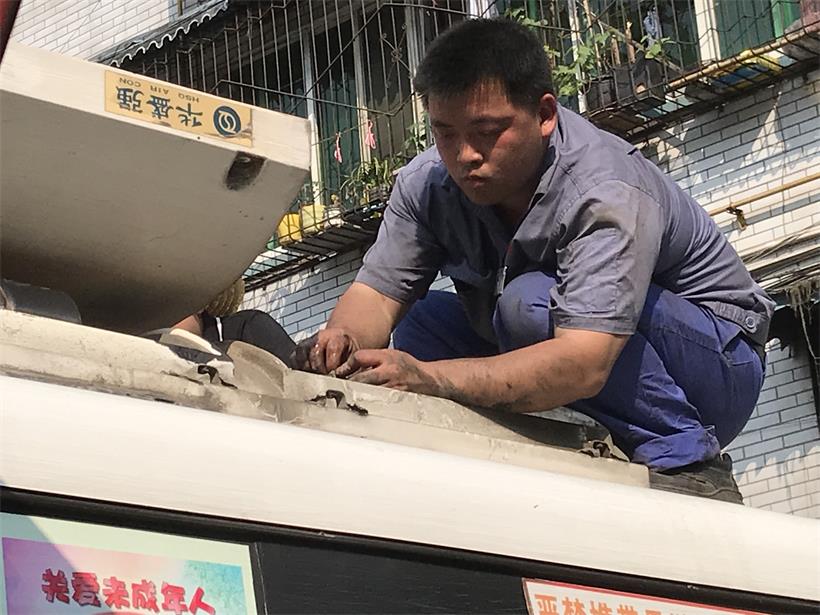 電工，檢修車(chē)輛空調(diào).jpg